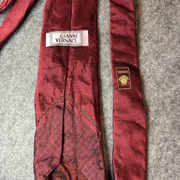 Vintage Gianni Versace Men’s Silk Tie – Burgundy Pattern 8/10 Condition - Picture 3 of 7